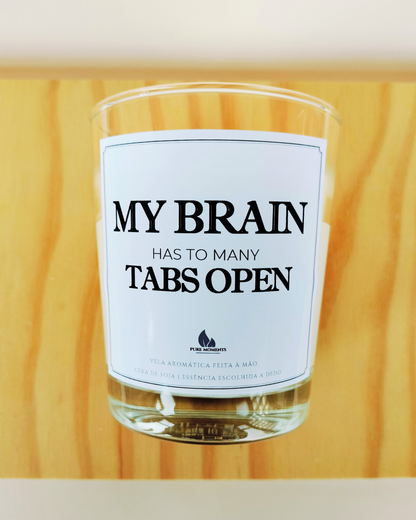 Vela “Too many tabs open” – Presente perfeito para multitaskers cansados