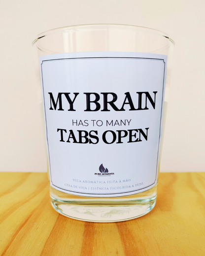 Vela “Too many tabs open” – Presente perfeito para multitaskers cansados
