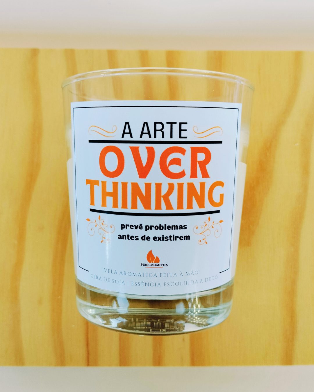Vela Humorística “Overthinking” | Presente para Amigas Ansiosas