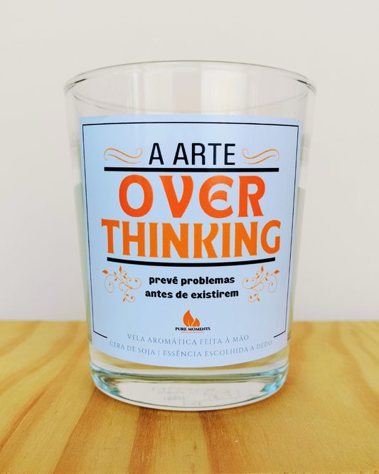 Vela Humorística “Overthinking” | Presente para Amigas Ansiosas