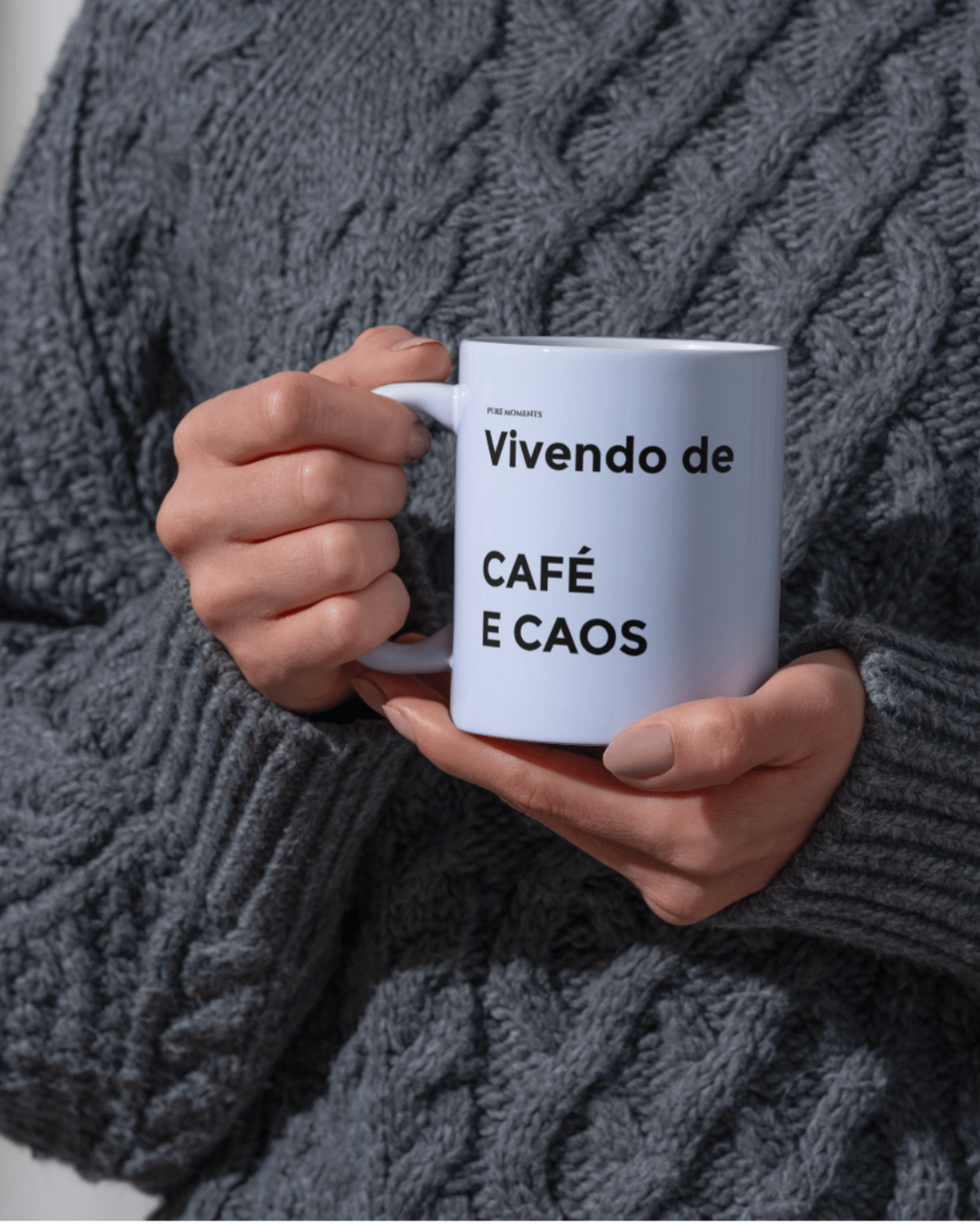 Caneca VIVENDO DE CAFÉ E CAOS