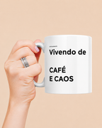 Caneca VIVENDO DE CAFÉ E CAOS